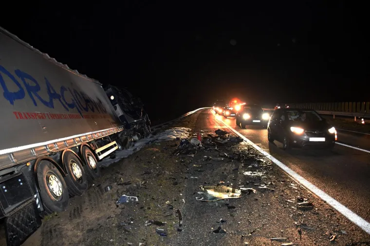 Stravična nesreća na autocesti u Slavoniji: U sudaru s kamionom te&scaron;ko ozlijeđeni mu&scaron;karac i žena