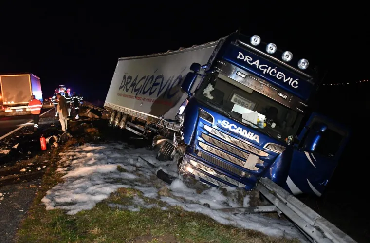 Stravična nesreća na autocesti u Slavoniji: U sudaru s kamionom te&scaron;ko ozlijeđeni mu&scaron;karac i žena