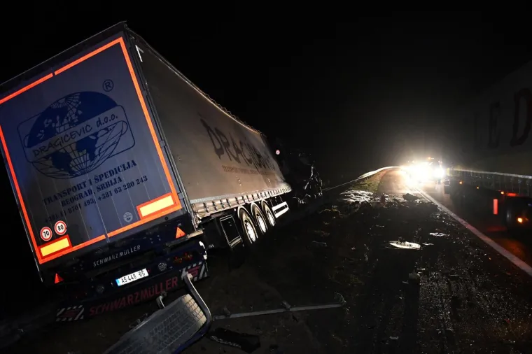 Stravična nesreća na autocesti u Slavoniji: U sudaru s kamionom te&scaron;ko ozlijeđeni mu&scaron;karac i žena