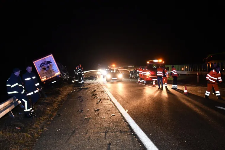Stravična nesreća na autocesti u Slavoniji: U sudaru s kamionom te&scaron;ko ozlijeđeni mu&scaron;karac i žena