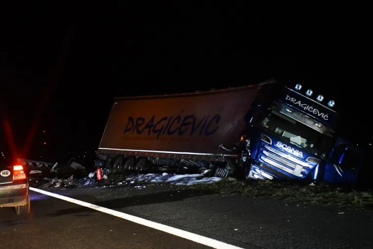 Stravična nesreća na autocesti u Slavoniji: U sudaru s kamionom te&scaron;ko ozlijeđeni mu&scaron;karac i žena