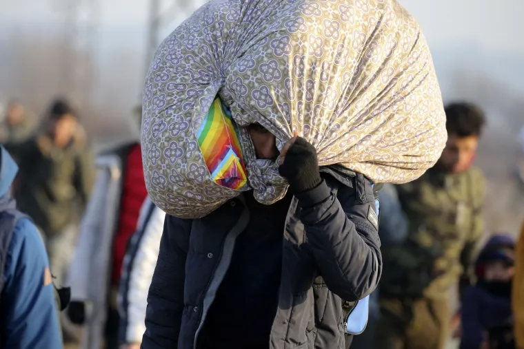 Tisuće migranata probijaju granice Europske unije, grčka policija napada ih suzavcem!