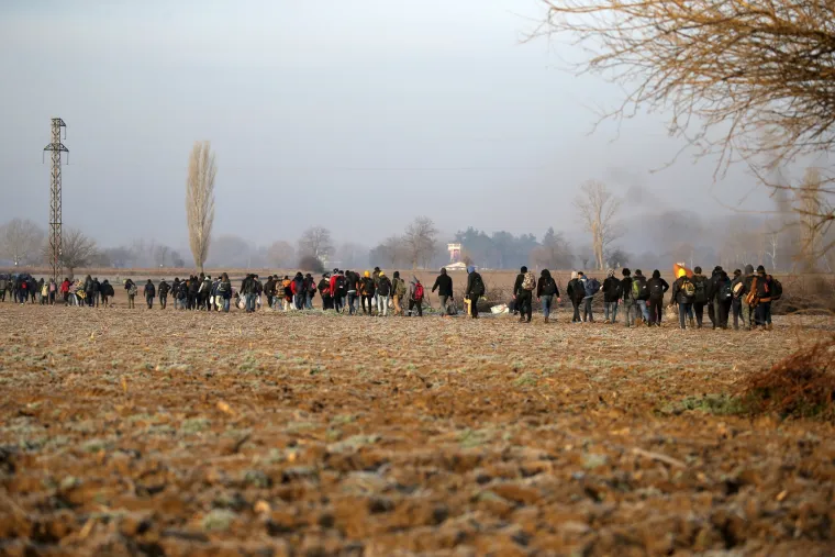 Tisuće migranata probijaju granice Europske unije, grčka policija napada ih suzavcem!