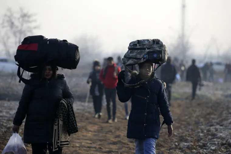 Tisuće migranata probijaju granice Europske unije, grčka policija napada ih suzavcem!