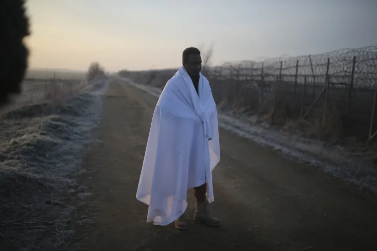 Tisuće migranata probijaju granice Europske unije, grčka policija napada ih suzavcem!