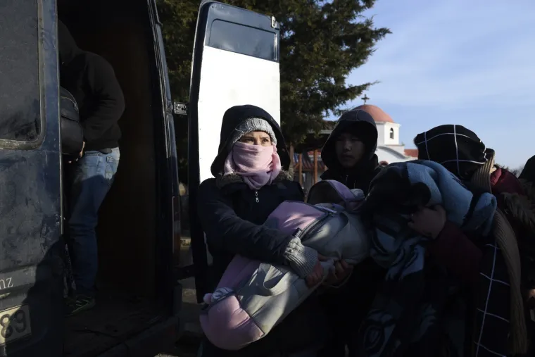 Tisuće migranata probijaju granice Europske unije, grčka policija napada ih suzavcem!