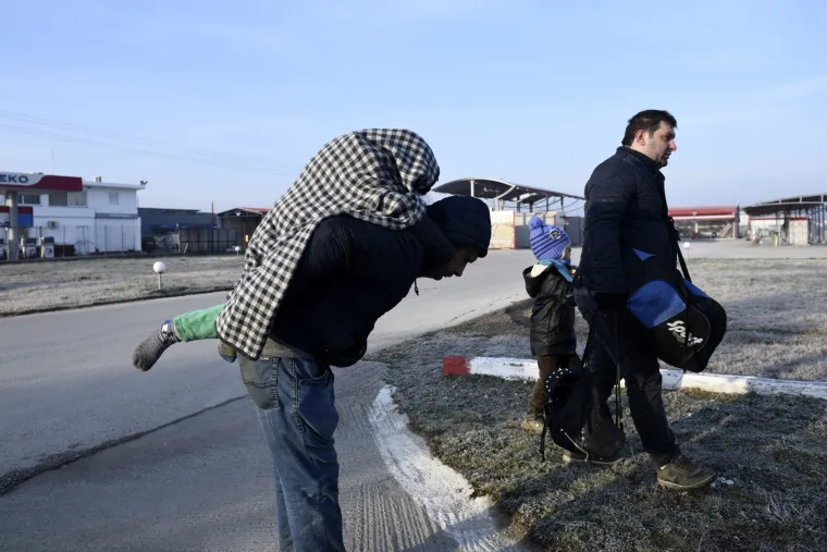 Tisuće migranata probijaju granice Europske unije, grčka policija napada ih suzavcem!