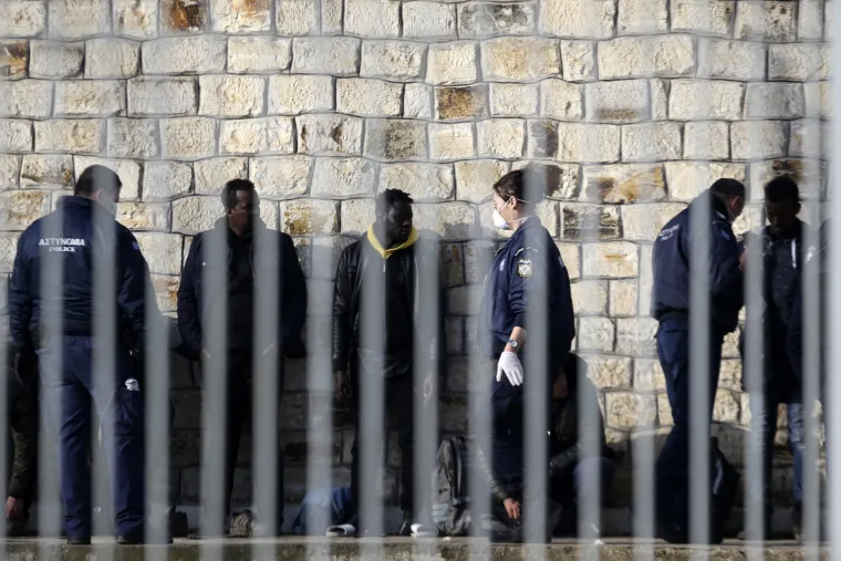 Tisuće migranata probijaju granice Europske unije, grčka policija napada ih suzavcem!