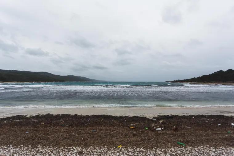 Sramota u hrvatskom biseru: Boce, strvine, kante i ostalo smeće zatrpale jednu od najljep&scaron;ih plaža!