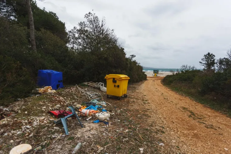 Sramota u hrvatskom biseru: Boce, strvine, kante i ostalo smeće zatrpale jednu od najljep&scaron;ih plaža!