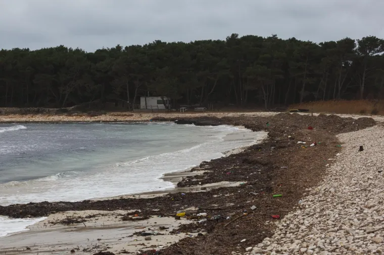 Sramota u hrvatskom biseru: Boce, strvine, kante i ostalo smeće zatrpale jednu od najljep&scaron;ih plaža!