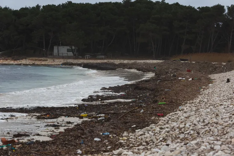Sramota u hrvatskom biseru: Boce, strvine, kante i ostalo smeće zatrpale jednu od najljep&scaron;ih plaža!