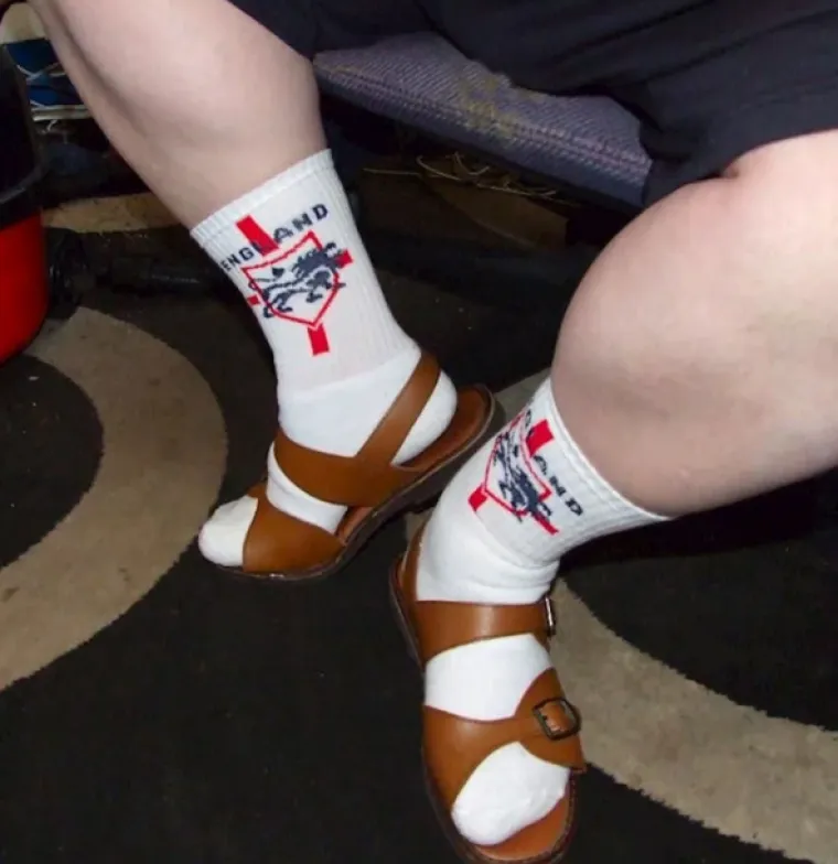 Nemojte se sramotiti: Ove fotografije dokazuju da je spoj sandala i čarapa očajan