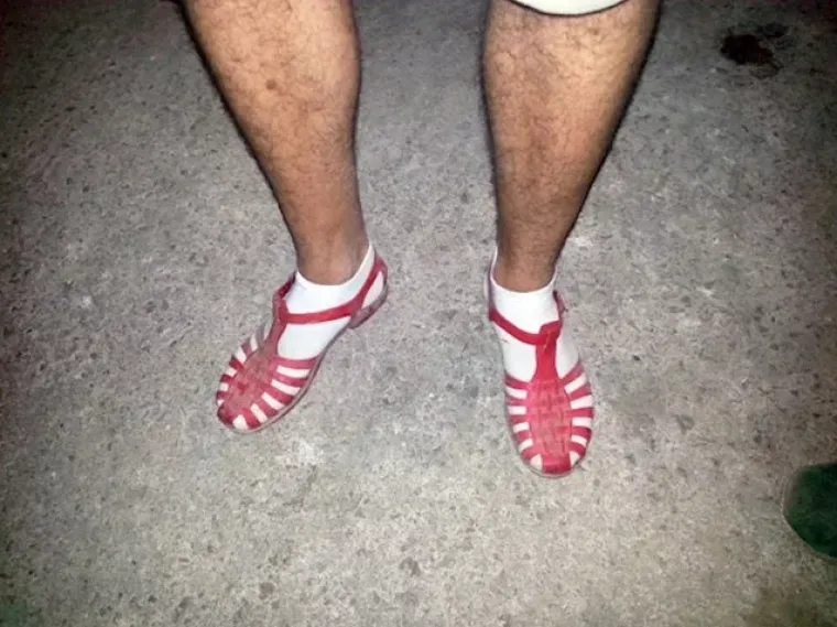 Nemojte se sramotiti: Ove fotografije dokazuju da je spoj sandala i čarapa očajan