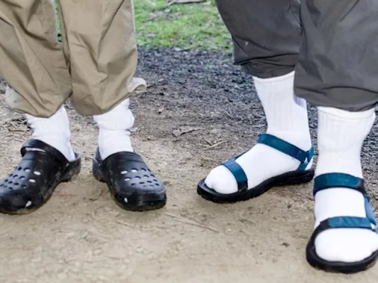 Nemojte se sramotiti: Ove fotografije dokazuju da je spoj sandala i čarapa očajan