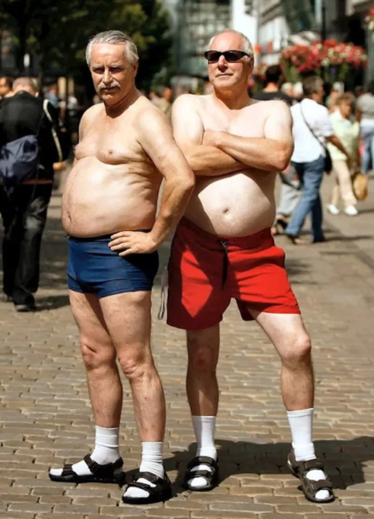 Nemojte se sramotiti: Ove fotografije dokazuju da je spoj sandala i čarapa očajan