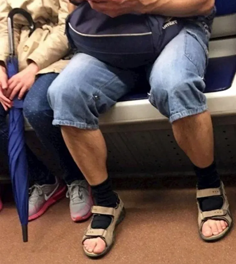 Nemojte se sramotiti: Ove fotografije dokazuju da je spoj sandala i čarapa očajan