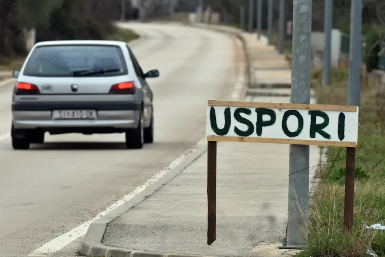 Vozači iznenađeni, pa kakav je to znak? Netko kod kuće izradio prometnu signalizaciju!
