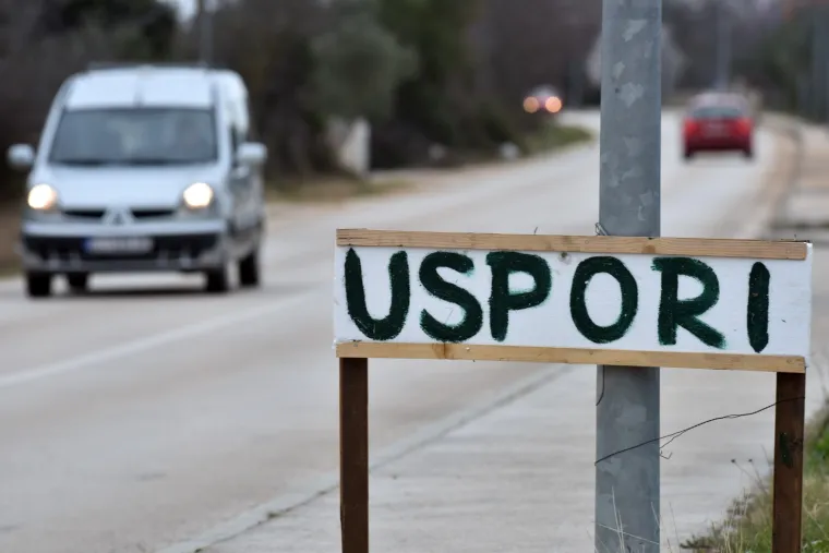 Vozači iznenađeni, pa kakav je to znak? Netko kod kuće izradio prometnu signalizaciju!