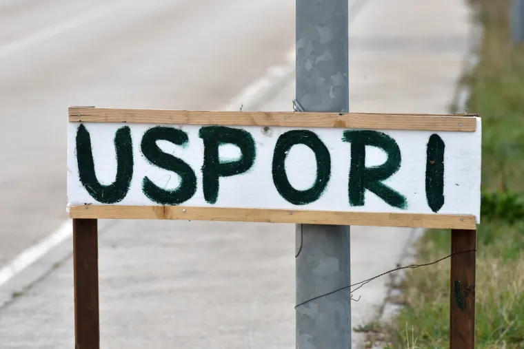 Vozači iznenađeni, pa kakav je to znak? Netko kod kuće izradio prometnu signalizaciju!