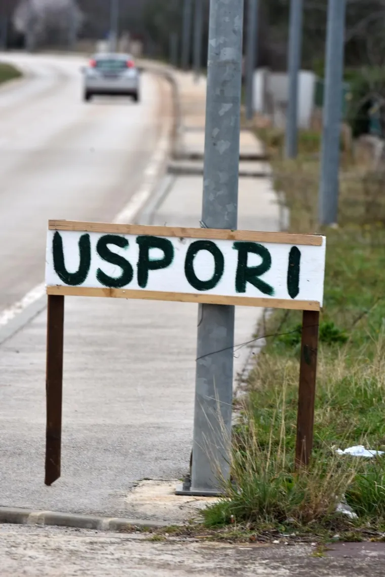 Vozači iznenađeni, pa kakav je to znak? Netko kod kuće izradio prometnu signalizaciju!