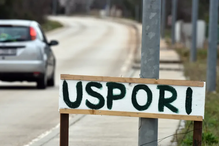 Vozači iznenađeni, pa kakav je to znak? Netko kod kuće izradio prometnu signalizaciju!