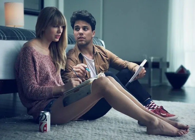 Živi svoje snove: Pogledajte kako se ovaj mladić pomoću photoshopa ubacuje u fotografije poznatih osoba