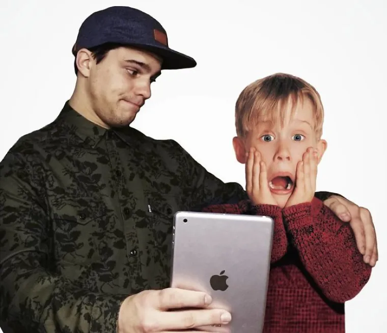 Živi svoje snove: Pogledajte kako se ovaj mladić pomoću photoshopa ubacuje u fotografije poznatih osoba