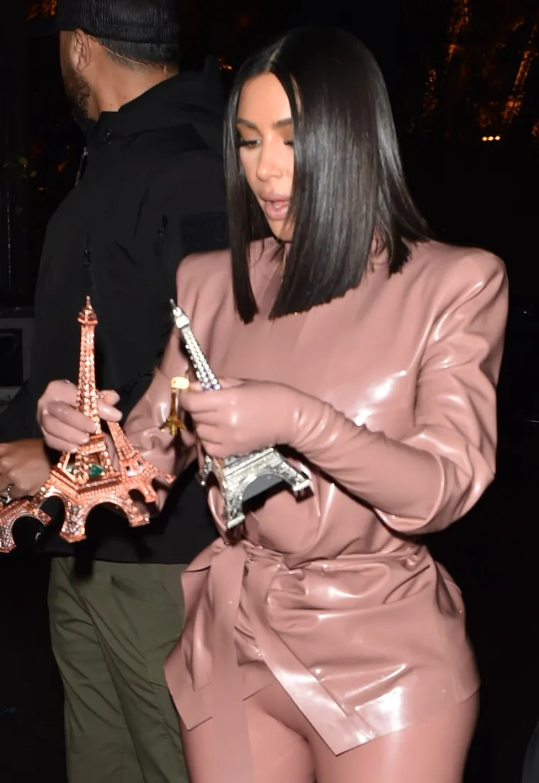 Kim Kardashian i Kourtney Kardashian odvele su djecu do Eiffelovog tornja, a onda i na vožnju na vrtuljku.