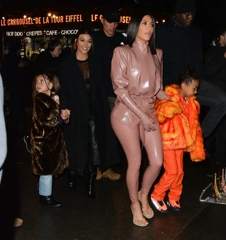 Nije samo kombinezon neobičan već i odabir obuće. Čini se kako su japanke kod klana Kardashian dobile redizajn.