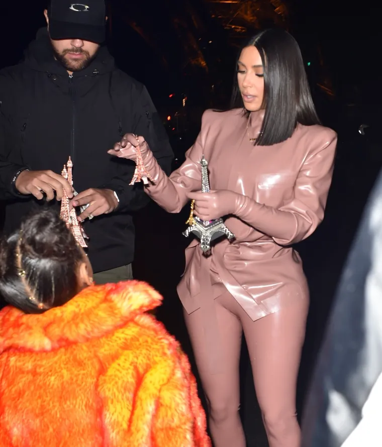 Ipak, pažnju je najviše privukla Kim Kardashian koja je obukla seksipilnu kombinaciju od lateksa.