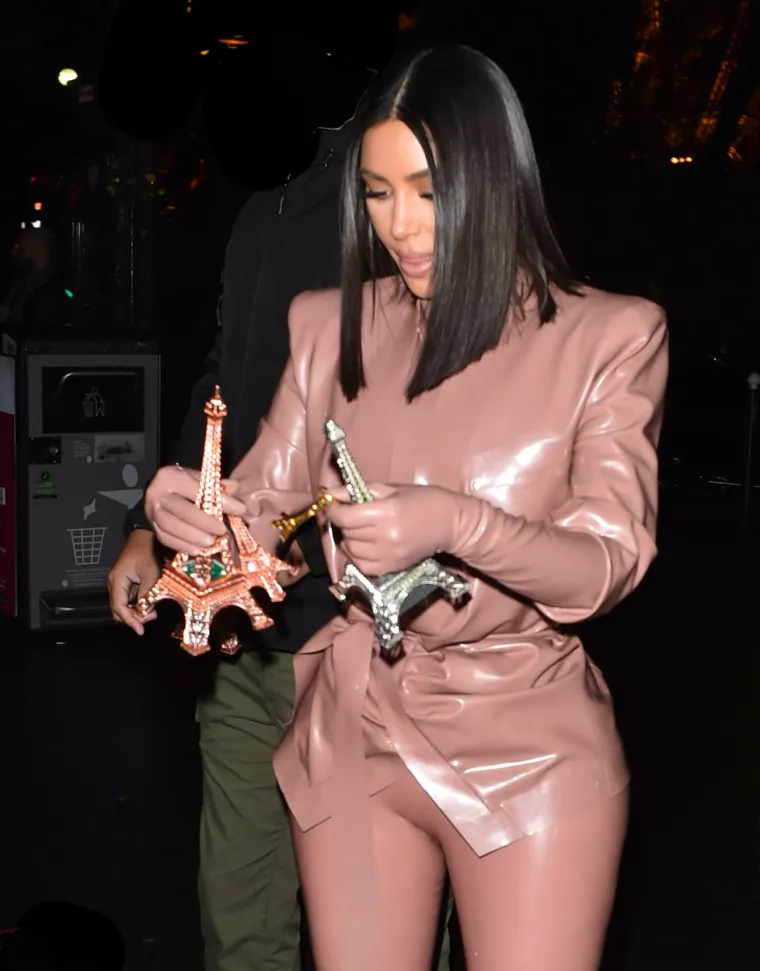 KIM KARDASHIAN OBUKLA LATEKS ZA IZLAZAK S KĆERI: Unatoč neobičnoj kombinaciji svi su samo gledali u njezine noge