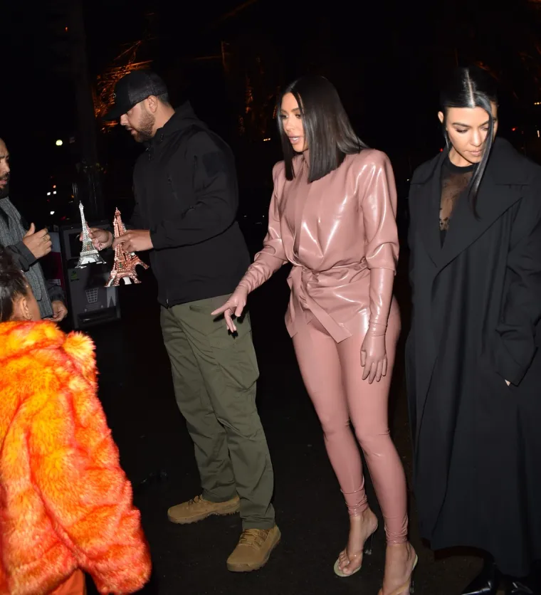 KIM KARDASHIAN OBUKLA LATEKS ZA IZLAZAK S KĆERI: Unatoč neobičnoj kombinaciji svi su samo gledali u njezine noge