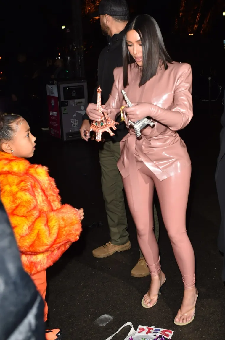 KIM KARDASHIAN OBUKLA LATEKS ZA IZLAZAK S KĆERI: Unatoč neobičnoj kombinaciji svi su samo gledali u njezine noge