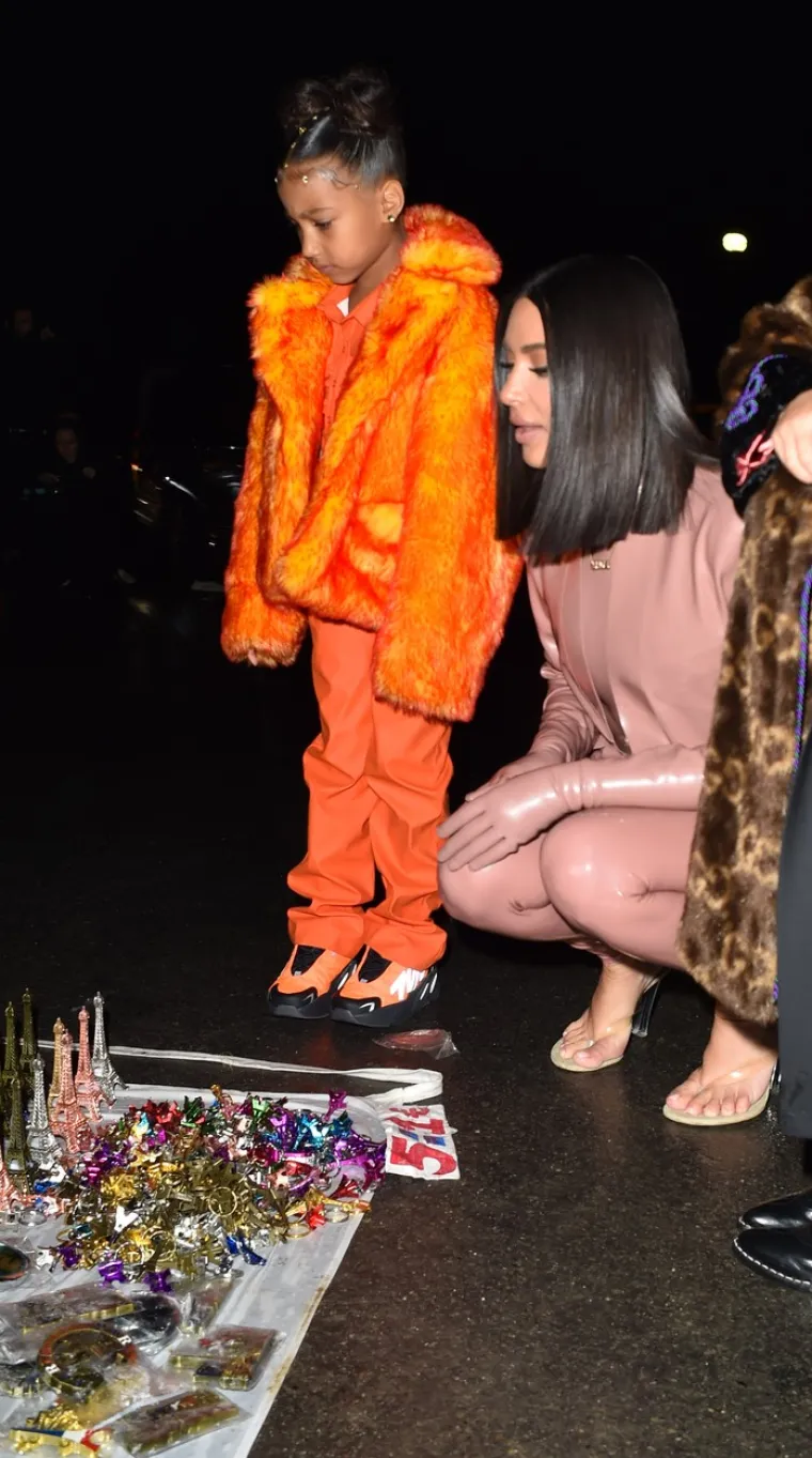 KIM KARDASHIAN OBUKLA LATEKS ZA IZLAZAK S KĆERI: Unatoč neobičnoj kombinaciji svi su samo gledali u njezine noge