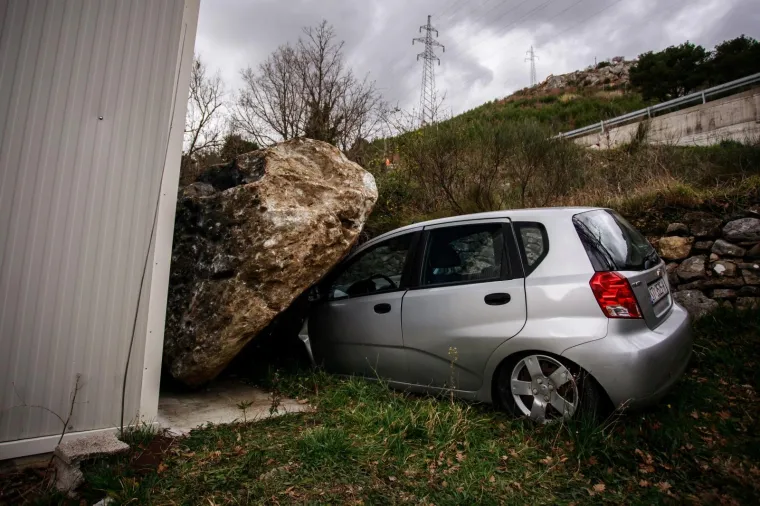 03.03.2020., Omiš - Odron stijene kod Omiša oštetio cestu na više mjesta te potpuno uništio jedan automobil.