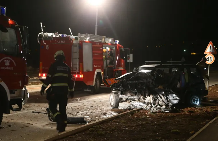 Stravična nesreća u Dalmaciji, od automobila nije ostalo ni&scaron;ta: Jedan poginuo, dvoje te&scaron;ko ozlijeđeno