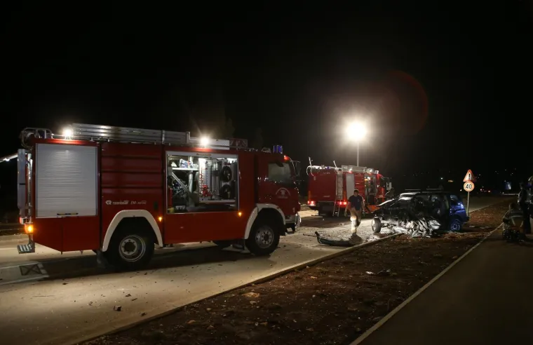 Stravična nesreća u Dalmaciji, od automobila nije ostalo ni&scaron;ta: Jedan poginuo, dvoje te&scaron;ko ozlijeđeno