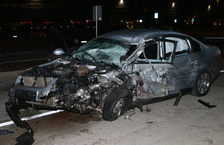 Stravična nesreća u Dalmaciji, od automobila nije ostalo ni&scaron;ta: Jedan poginuo, dvoje te&scaron;ko ozlijeđeno