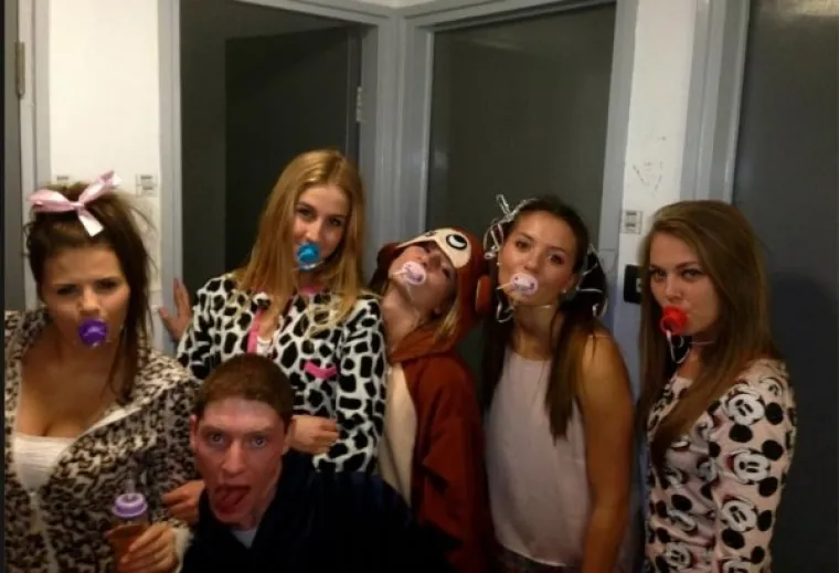 ONI SU PAMET OSTAVILI KOD KUĆE: Požalili su čim su shvatili da su njihove fotografije osvanule na internetu