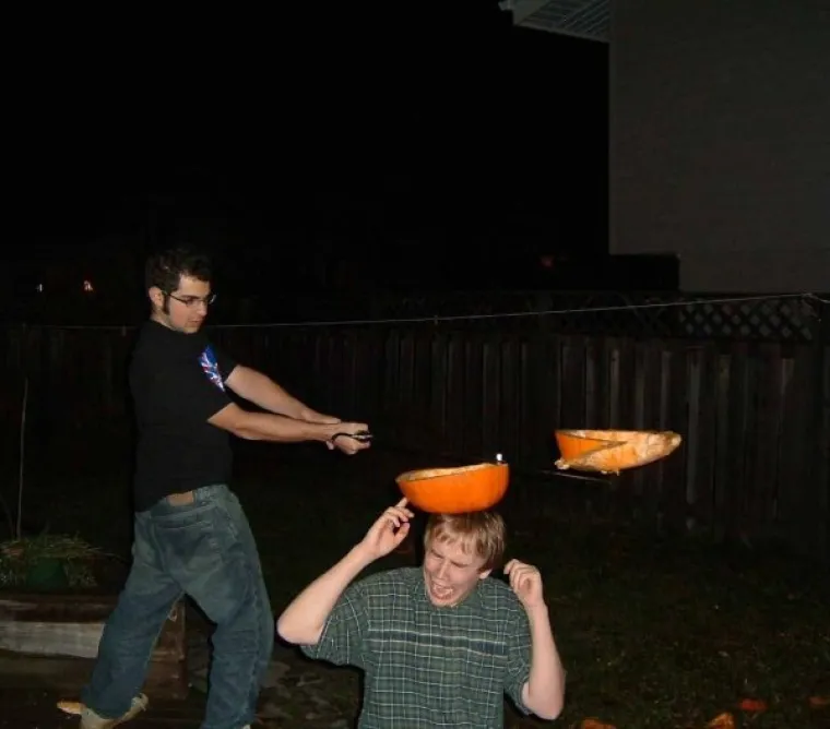 ONI SU PAMET OSTAVILI KOD KUĆE: Požalili su čim su shvatili da su njihove fotografije osvanule na internetu