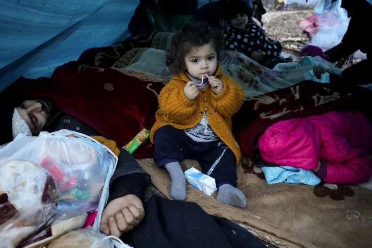 Ova djeca noćas su spavala vani, na hladnoći, gladna...Sa svojim roditeljima poku&scaron;avaju stići do Europe
