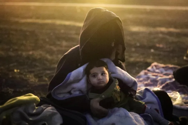 Ova djeca noćas su spavala vani, na hladnoći, gladna...Sa svojim roditeljima poku&scaron;avaju stići do Europe