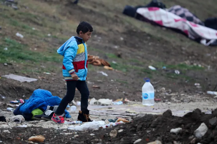 Ova djeca noćas su spavala vani, na hladnoći, gladna...Sa svojim roditeljima poku&scaron;avaju stići do Europe