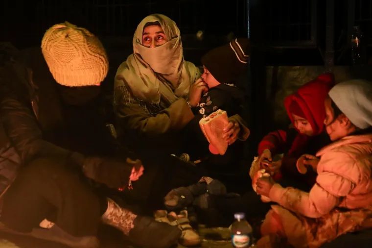 Ova djeca noćas su spavala vani, na hladnoći, gladna...Sa svojim roditeljima poku&scaron;avaju stići do Europe