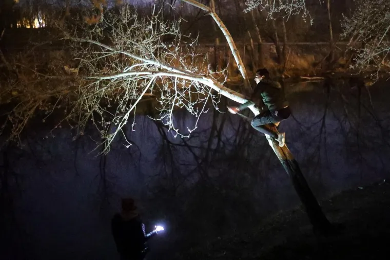 Ova djeca noćas su spavala vani, na hladnoći, gladna...Sa svojim roditeljima poku&scaron;avaju stići do Europe