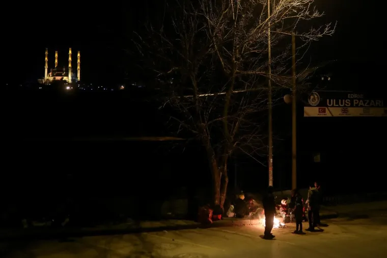 Ova djeca noćas su spavala vani, na hladnoći, gladna...Sa svojim roditeljima poku&scaron;avaju stići do Europe