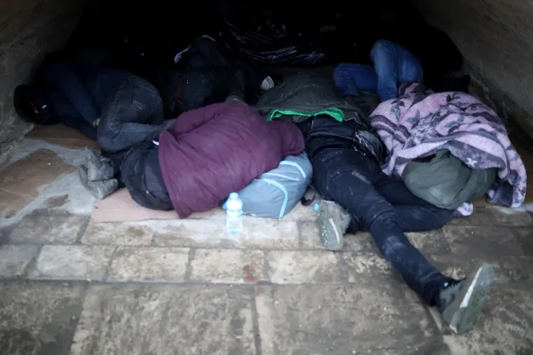 Ova djeca noćas su spavala vani, na hladnoći, gladna...Sa svojim roditeljima poku&scaron;avaju stići do Europe