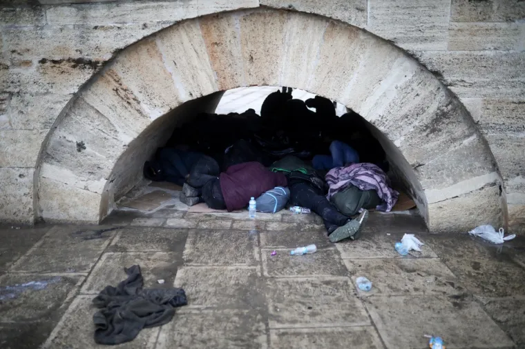 Ova djeca noćas su spavala vani, na hladnoći, gladna...Sa svojim roditeljima poku&scaron;avaju stići do Europe