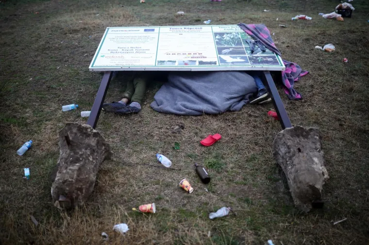 Ova djeca noćas su spavala vani, na hladnoći, gladna...Sa svojim roditeljima poku&scaron;avaju stići do Europe